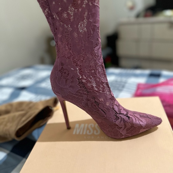 Fuschia lace heels, size 8.5, worn once - Picture 8 of 12